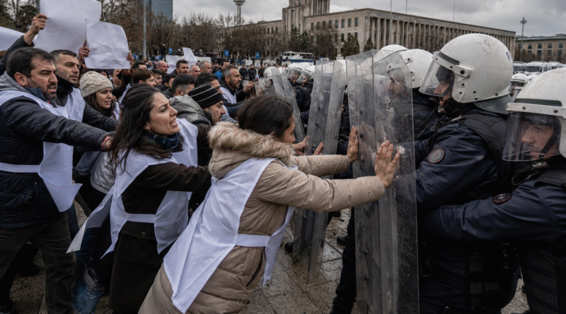 Öğretmenlere Yönelik Abluka ve Şiddet Kabul Edilemez! Haklı Mücadele Engellenemez!